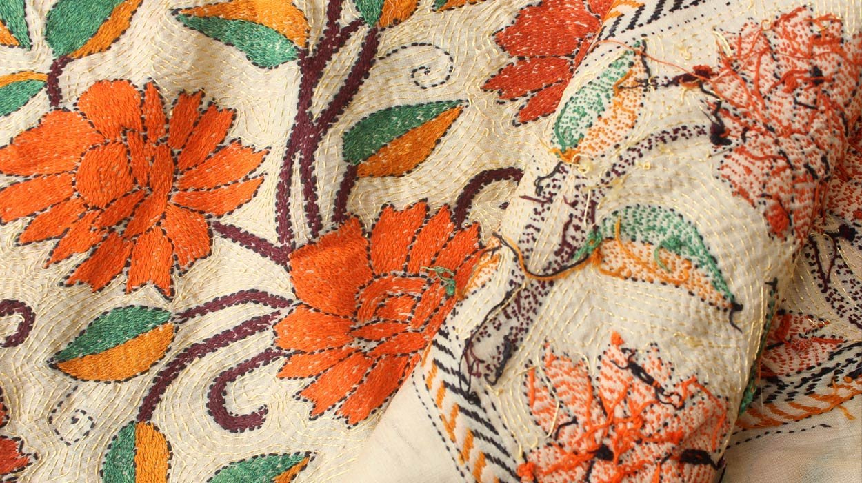Picking-right-handembroidery-Shilphaat